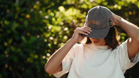 Playeras, gorras, pines y totes